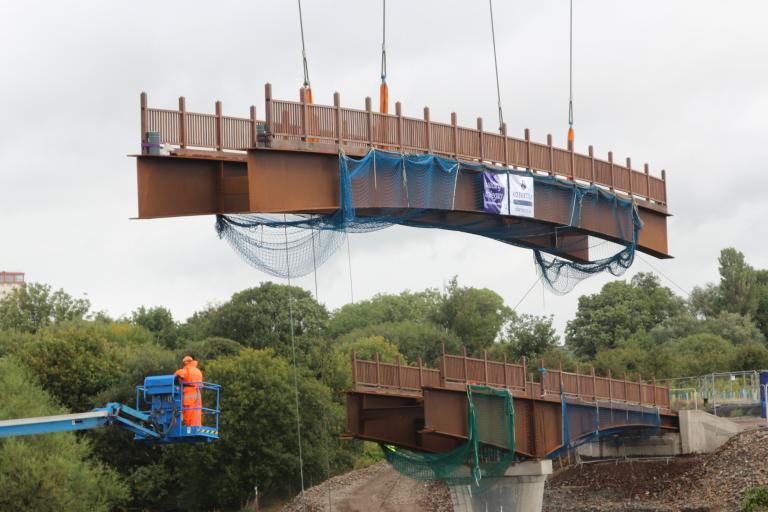 Cuningar bridge lifting operation